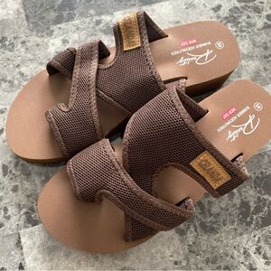 Reality Summer Adventures Arch Support Low Heel Sandals, Size 40/9us, NEW brown